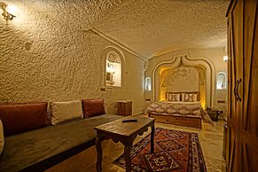 Risus Cave Suites