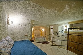 Risus Cave Suites