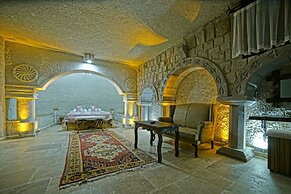 Risus Cave Suites