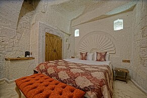 Risus Cave Suites