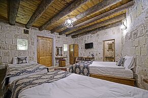 Risus Cave Suites