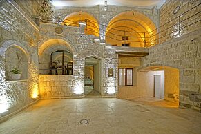 Risus Cave Suites
