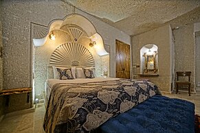 Risus Cave Suites