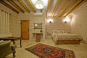 Risus Cave Suites