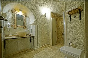 Risus Cave Suites