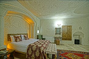 Risus Cave Suites