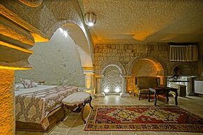 Risus Cave Suites