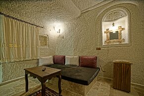 Risus Cave Suites