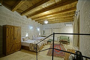 Risus Cave Suites