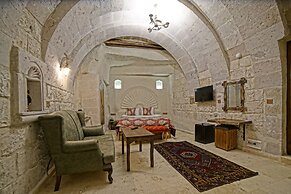 Risus Cave Suites