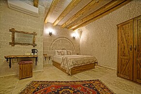 Risus Cave Suites