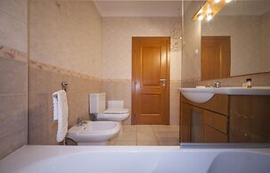 B41 - Windmill Modern with Pool