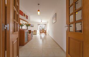 B41 - Windmill Modern with Pool