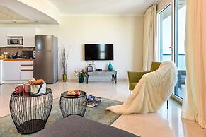 Beautiful w Balcony & Panoramic Sea View