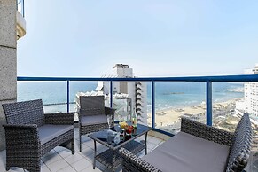 Beautiful w Balcony & Panoramic Sea View