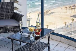 Beautiful w Balcony & Panoramic Sea View