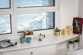 Panoramic Sea View Over Beach w Balcony