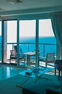 Panoramic Sea View Over Beach w Balcony