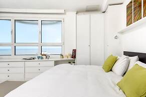 Panoramic Sea View Over Beach w Balcony