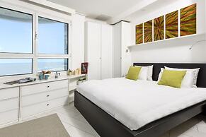 Panoramic Sea View Over Beach w Balcony