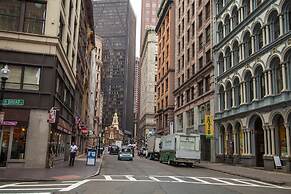 Luxe Condo Back Bay Boston-3 Bedrooms & 2 Baths