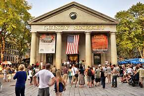 Luxe Condo Back Bay Boston-3 Bedrooms & 2 Baths