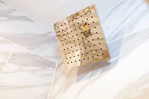 Lux Condo Near Boston - 3 King Beds 2 Bath-parking