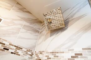 Lux Condo Near Boston - 3 King Beds 2 Bath-parking