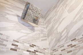 Lux Condo Near Boston - 3 King Beds 2 Bath-parking