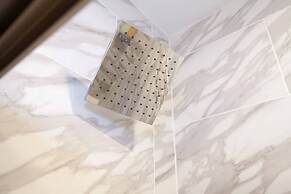 Lux Condo Near Boston - 3 King Beds 2 Bath-parking