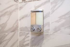 Lux Condo Near Boston - 3 King Beds 2 Bath-parking