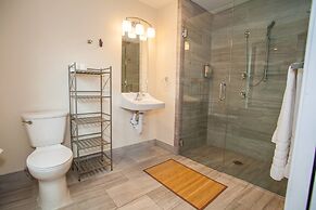 NEW 4 Bed 2 Full Bath Condo Near Back Bay