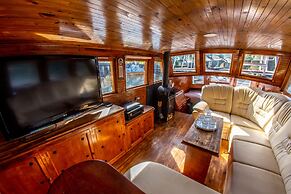 Prague Bay Houseboats