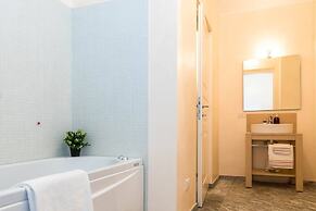 JOIVY Como Pool & Lake