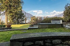 JOIVY Como Pool & Lake