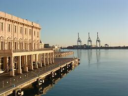 JOIVY Band House di Fronte al Terminal Traghetti