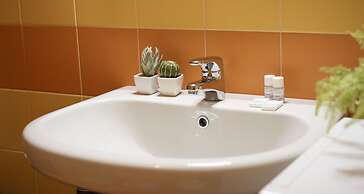 JOIVY Vibrant Studio Near Train Station