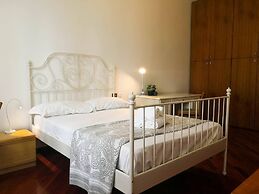 JOIVY Wooden Guerrini Apartment