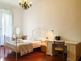 JOIVY Wooden Guerrini Apartment