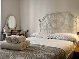 JOIVY Wooden Guerrini Apartment