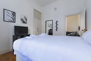 Sunny & Quiet Lisbon Apartment