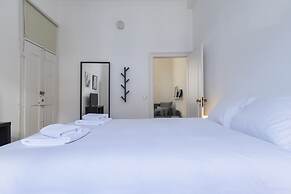 Sunny & Quiet Lisbon Apartment