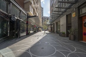 Modern Apartment in Darling Harbour