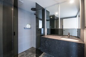 Modern 2 Bedroom Potts Point Apartment