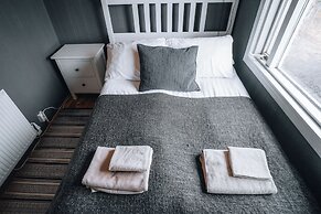 Eyja Mörk & Bubble Bedroom