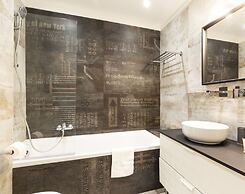 Great brand new 1 bedroom apartment in the center of old Antibes