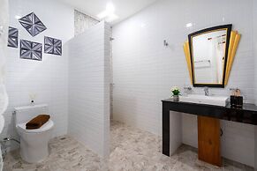 Bright Luxury Villa W Garden Pool & Sauna