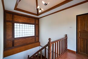 Bright Luxury Villa W Garden Pool & Sauna