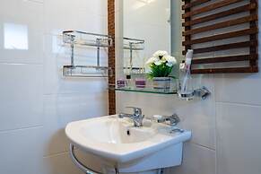 Bright Luxury Villa W Garden Pool & Sauna