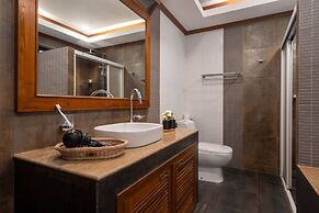 Bright Luxury Villa W Garden Pool & Sauna